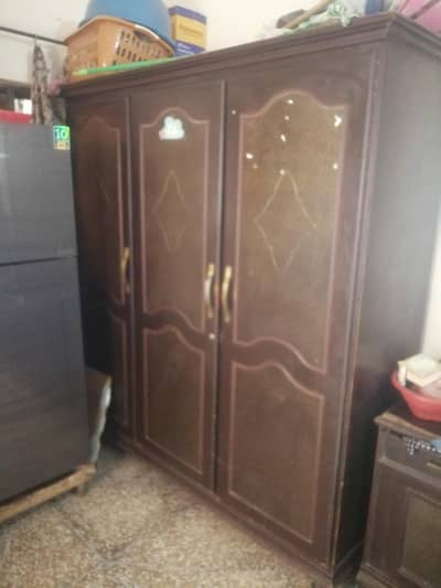 Wood ki Almari 3 door achi condition mai ha jis NY lani ha rabta kry