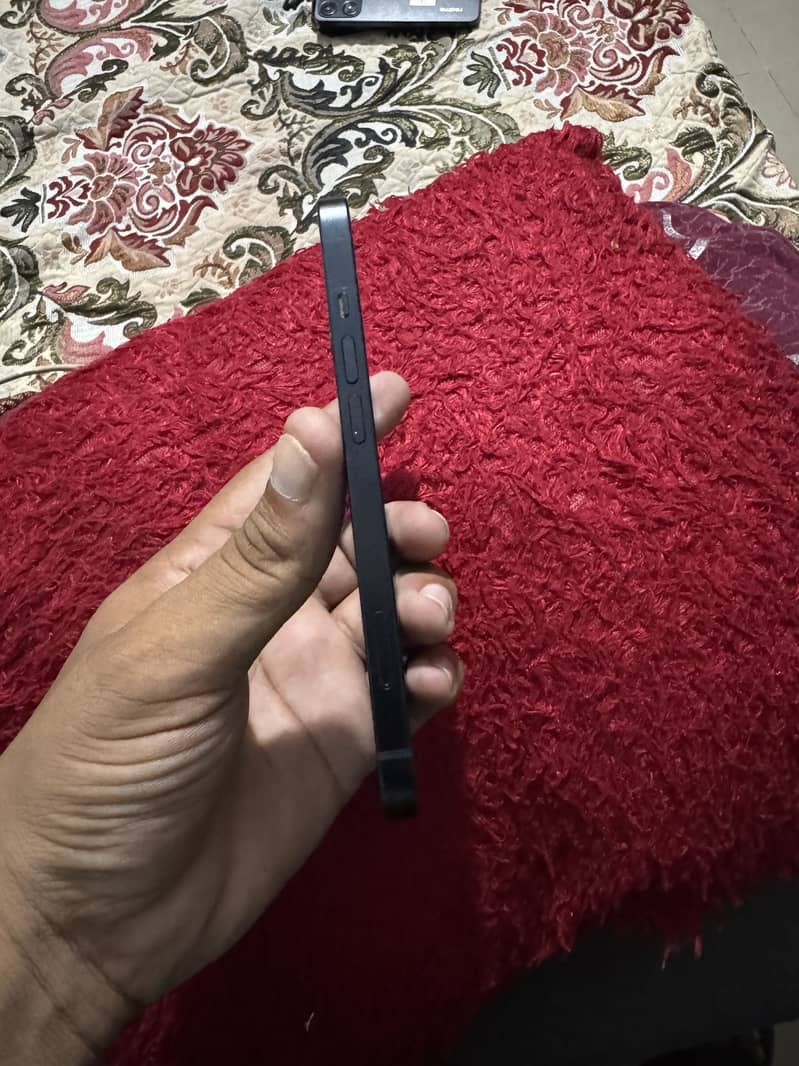 Apple iPhone 13 4