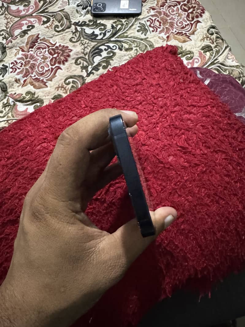 Apple iPhone 13 5