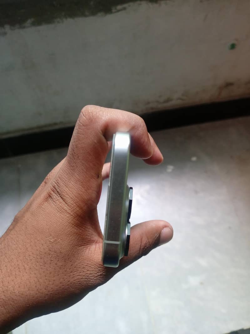 Apple iPhone 15 Pro 2