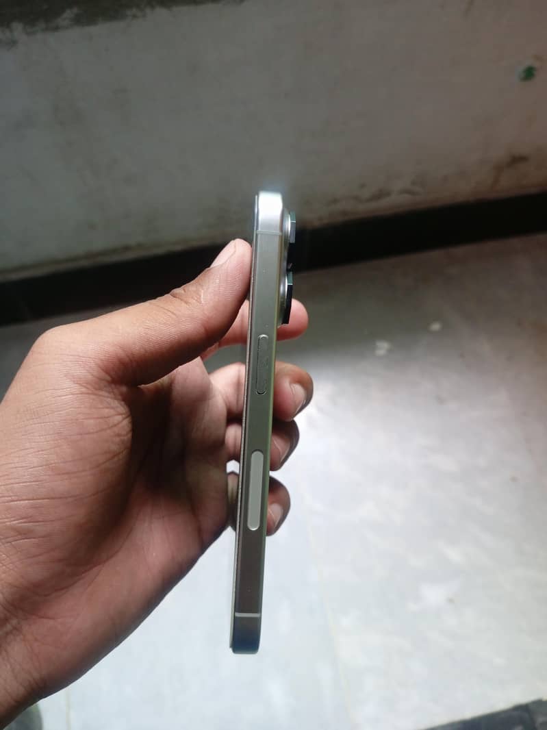 Apple iPhone 15 Pro 3