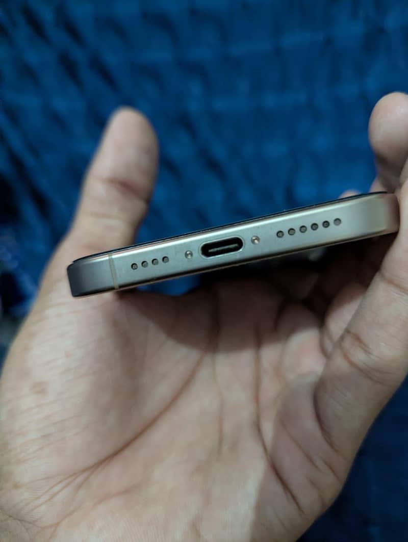 Apple iPhone 16 Pro Max 0