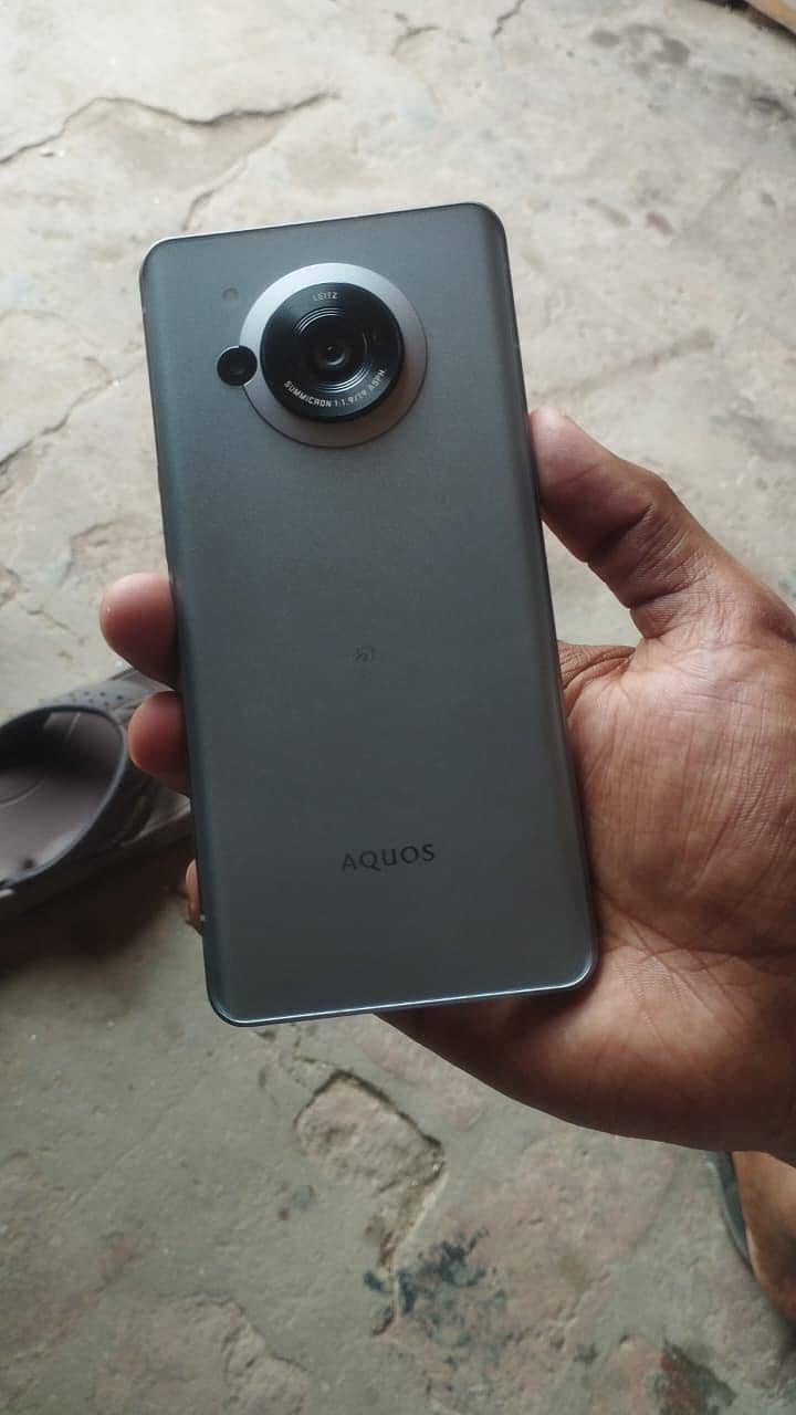 Sharp Aquos r7 1