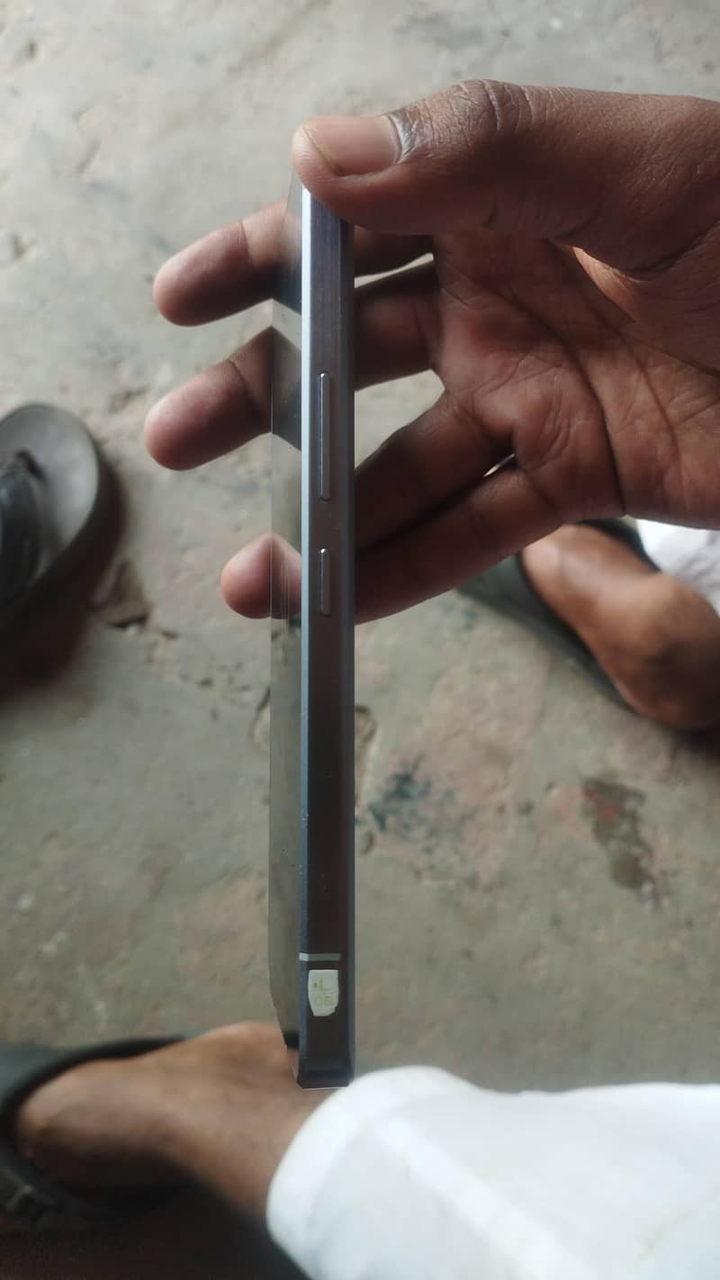 Sharp Aquos r7 4
