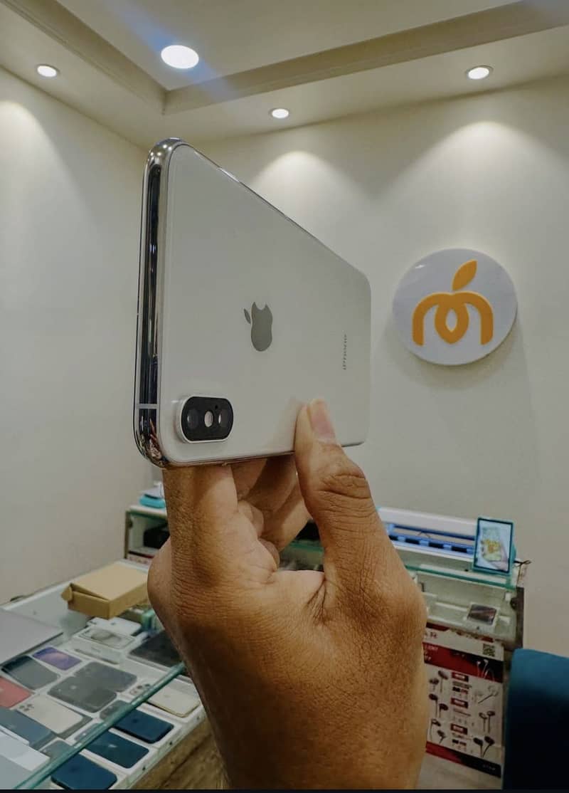 Apple iPhone XS 4