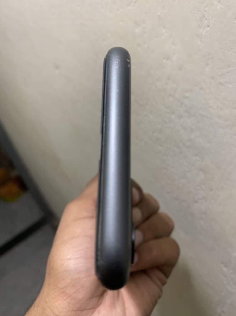Apple iPhone 11 4