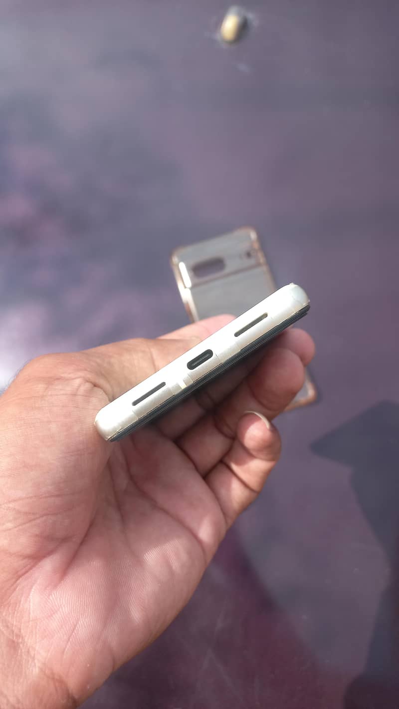 Google Pixel 7 4