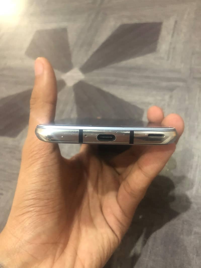 Sharp Aquos R2 3