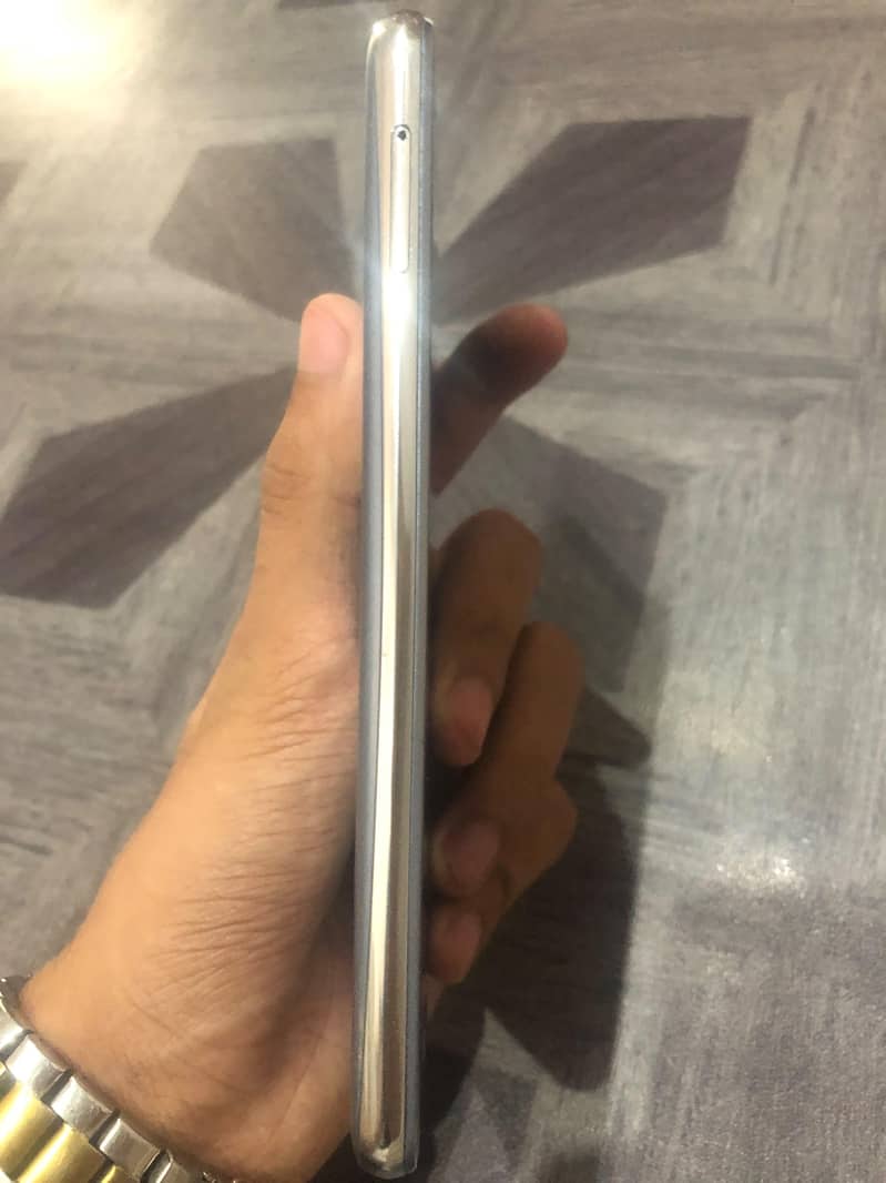Sharp Aquos R2 4