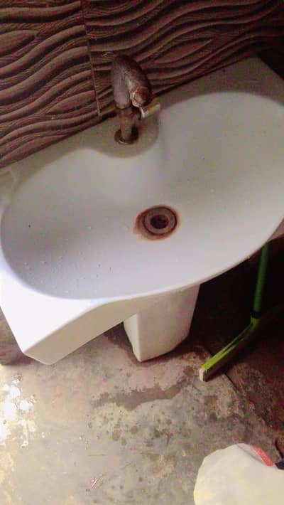 Used Ceramic Wash Basin for Sale – Good Condition