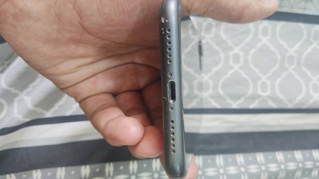 Apple iPhone 11 4