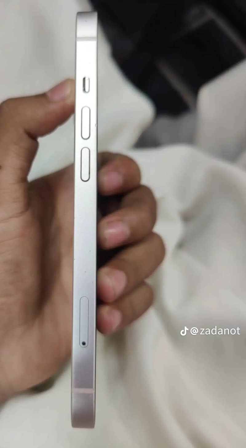 Apple iPhone 13 2