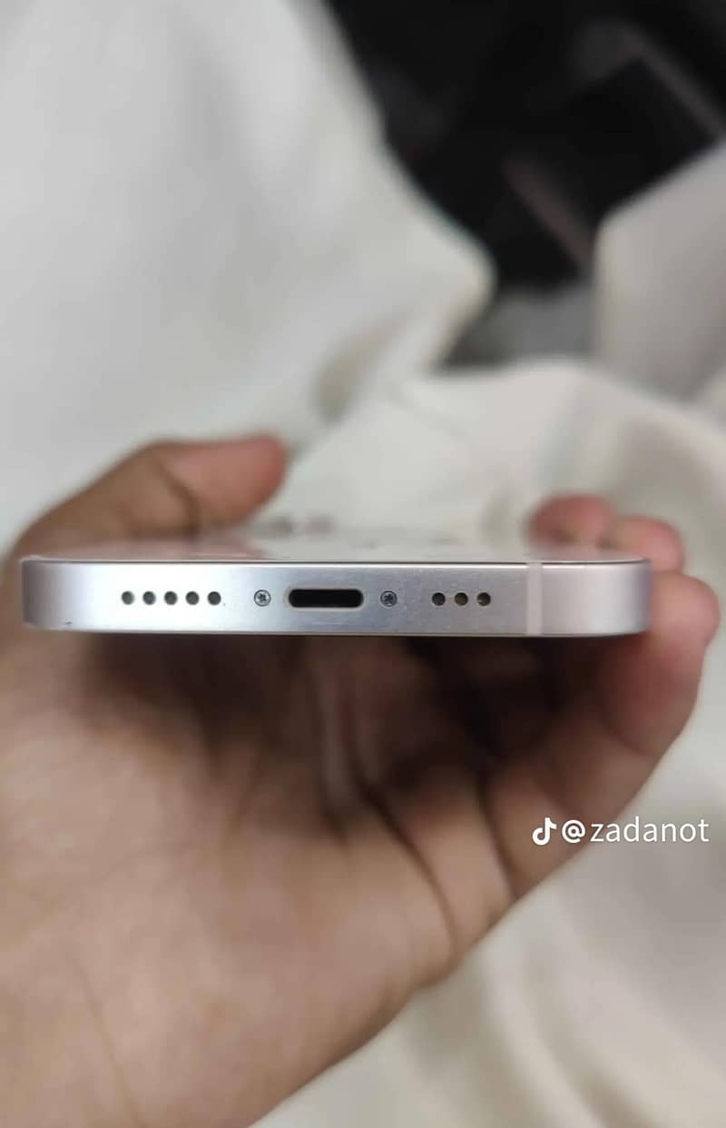 Apple iPhone 13 4