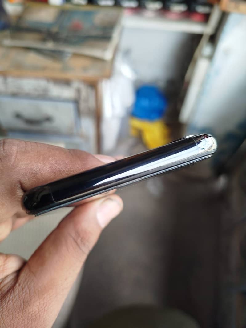 Apple iPhone X 4