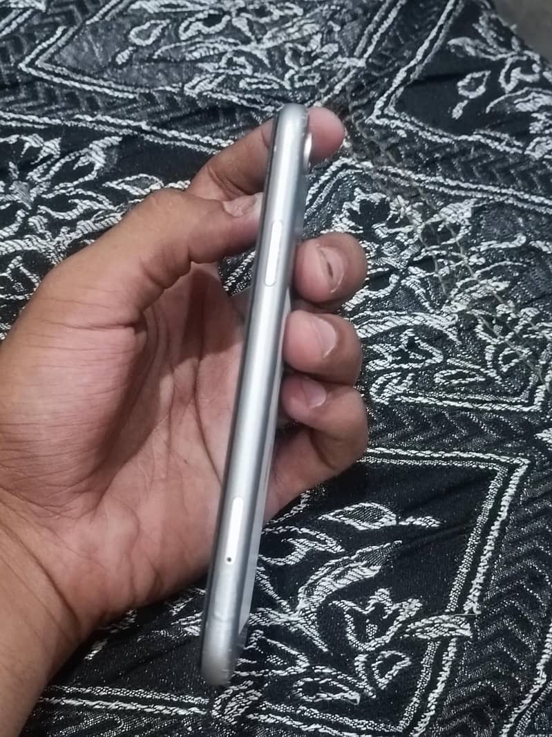 Apple iPhone XR 4