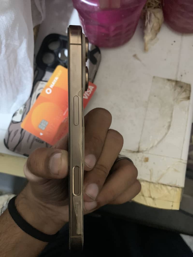 Apple iPhone 16 Pro 3