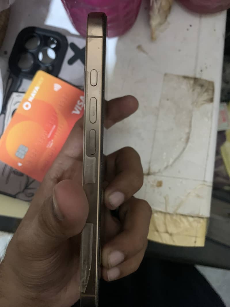 Apple iPhone 16 Pro 4