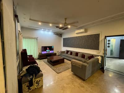 0321 86 10 688 Khyaban colony ma 13 Marla 5bedrooms house available for rent