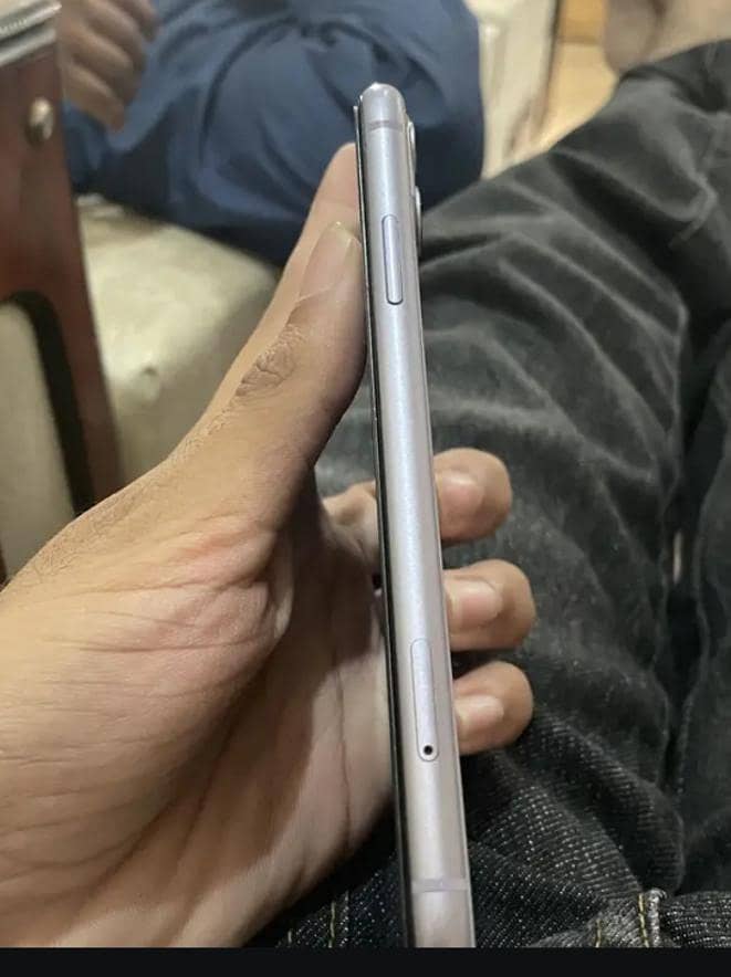 Apple iPhone 11 4