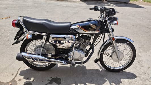 honda 125 self start black with silver