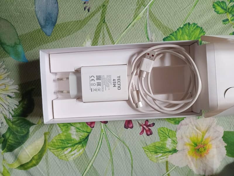 Tecno CAMON 40 Pro 4