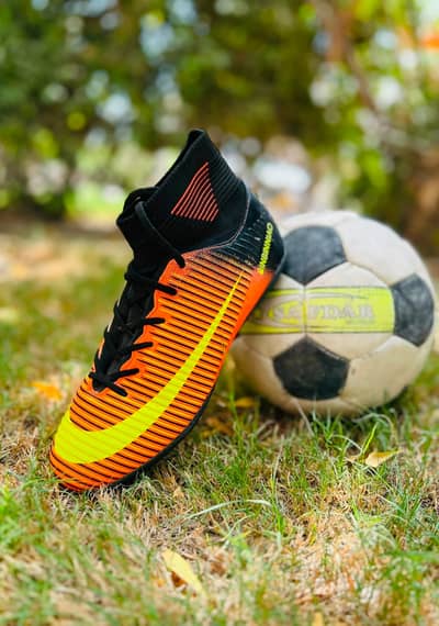 BINBINNIAO Football Shoes Size 39 – Orange & Black Soccer Boots