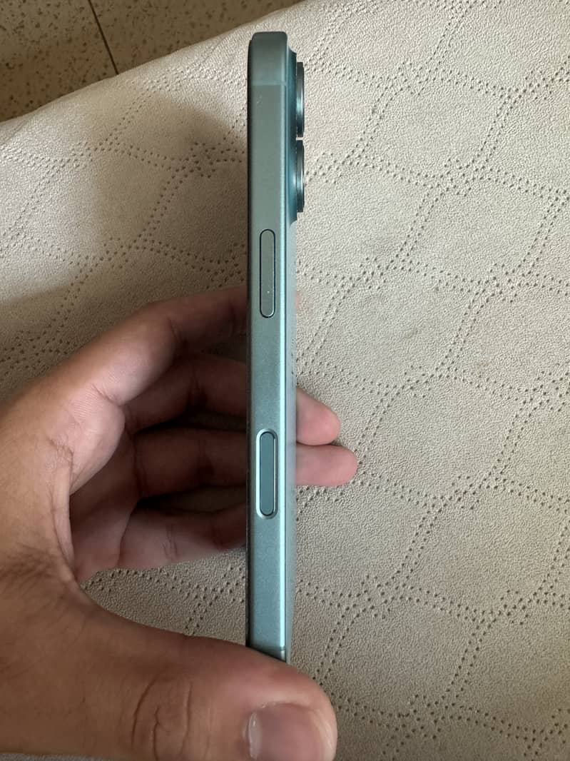 Apple iPhone 16 2