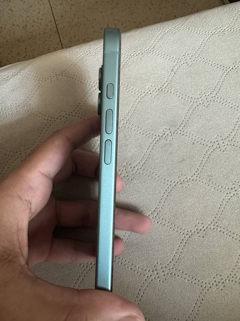 Apple iPhone 16 3