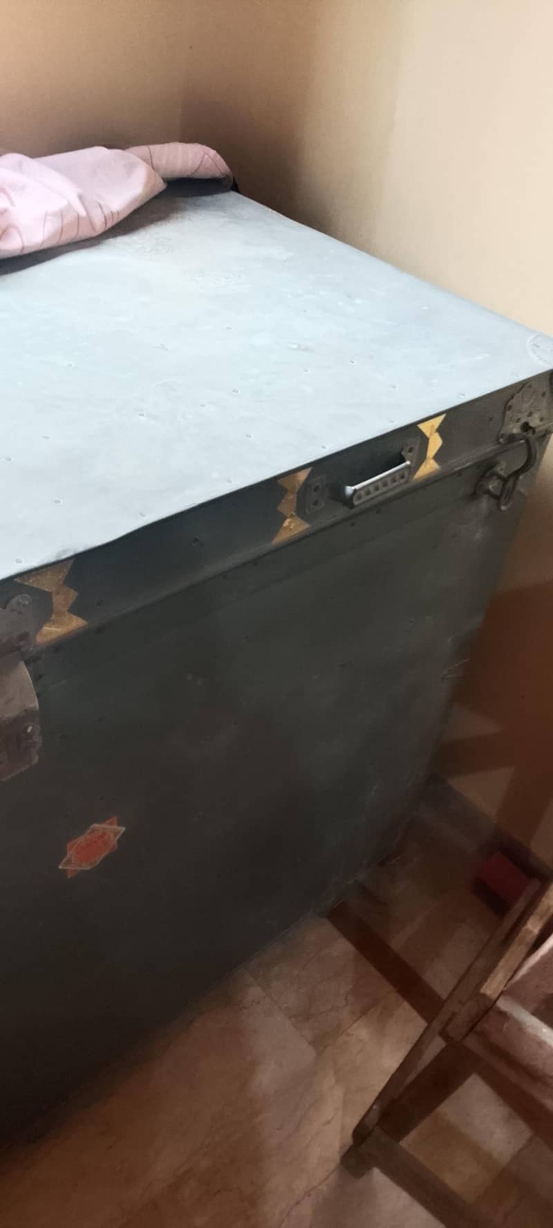 metal trunk 0