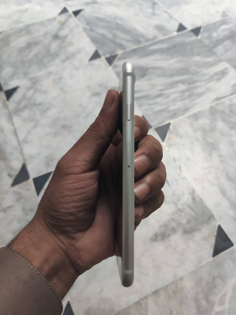 Apple iPhone 7 2