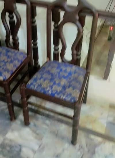 lasani dining table+4 chairs in good condition
