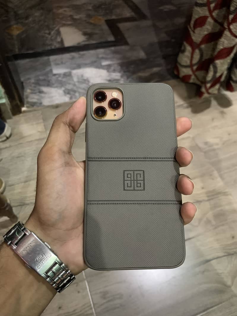 iPHONE 11 PRO MAX 4