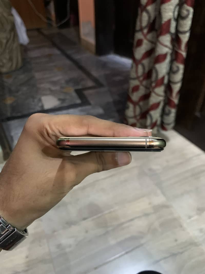 iPHONE 11 PRO MAX 6
