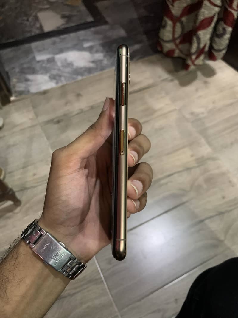 iPHONE 11 PRO MAX 4