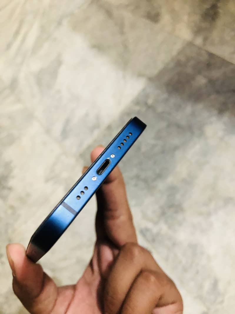 Apple iPhone 12 4