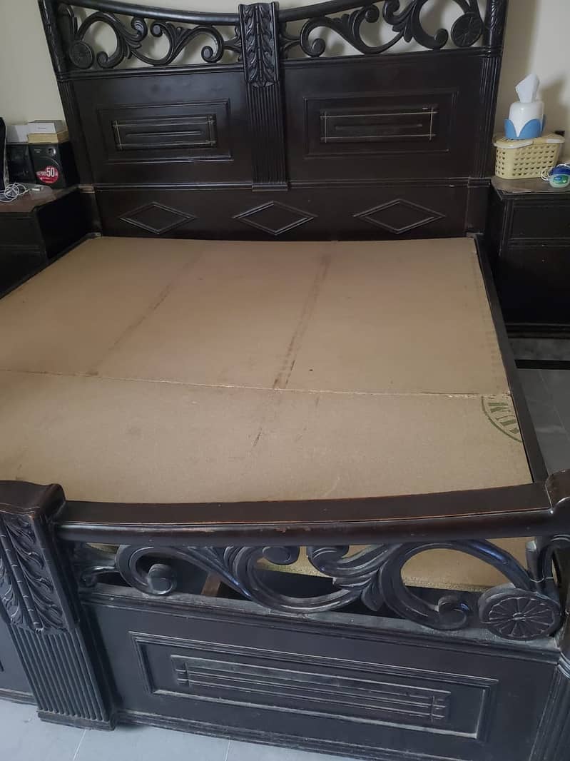 King Bed with sidetables 2