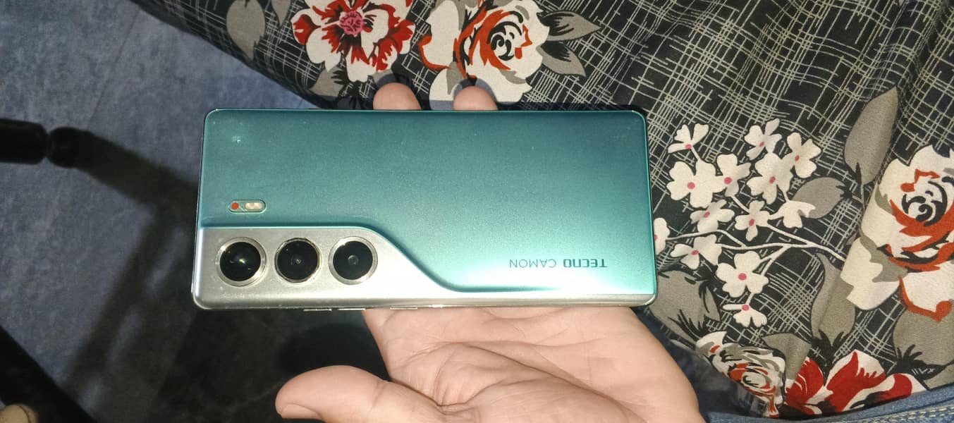 Tecno CAMON 40 Pro 0
