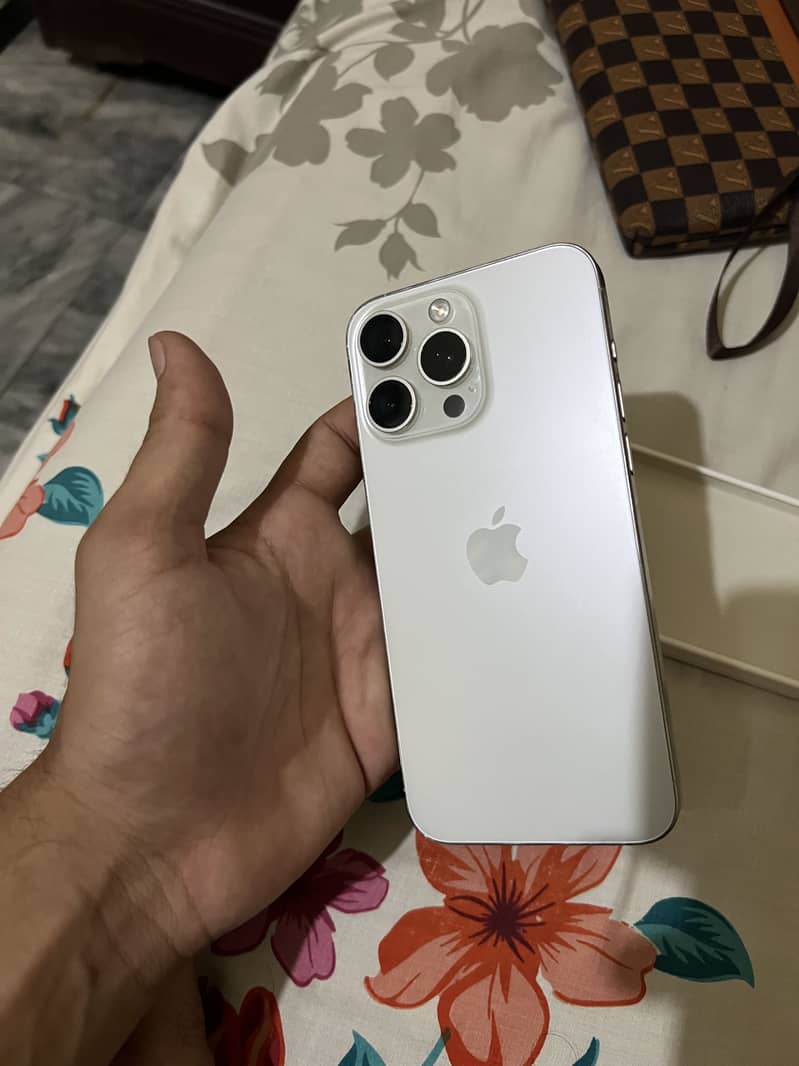 Apple iPhone 15 Pro Max 3