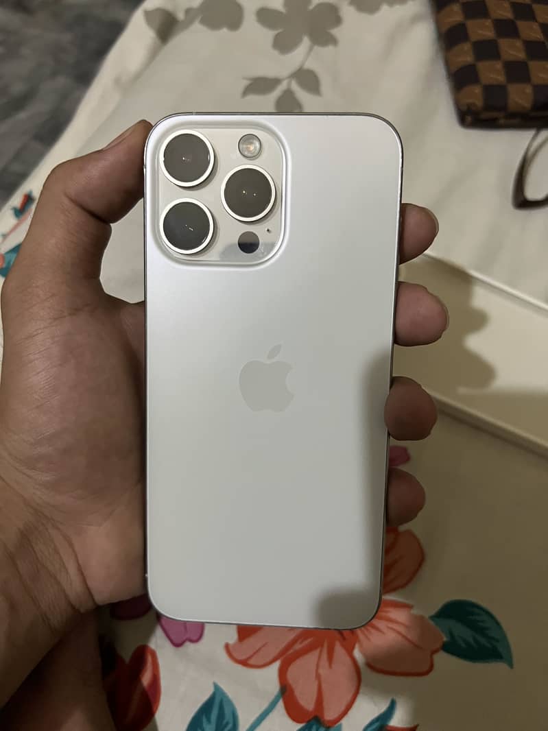 Apple iPhone 15 Pro Max 4
