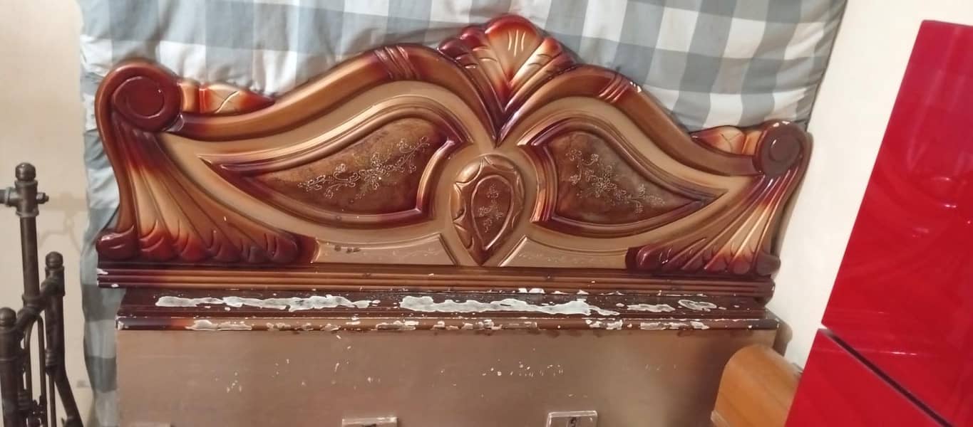 useable king size Bed slightly rough. 0