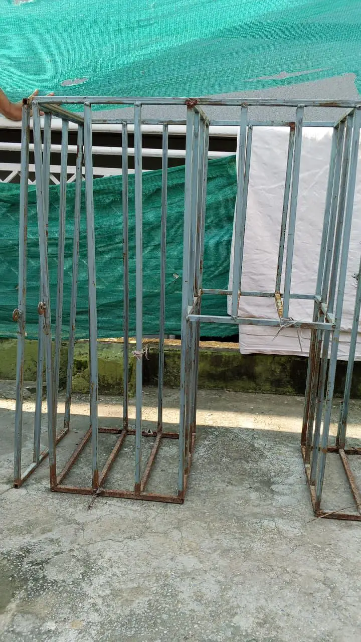 iron cage stand. — photo 2