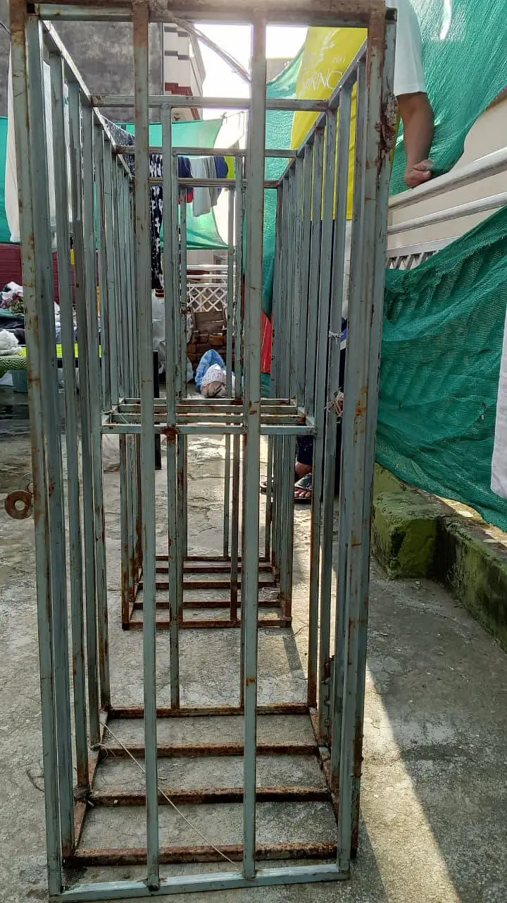 iron cage stand. — photo 3