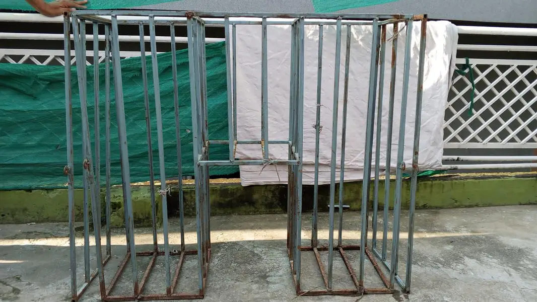 iron cage stand. — photo 4
