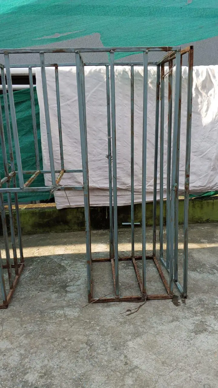iron cage stand. — photo 5