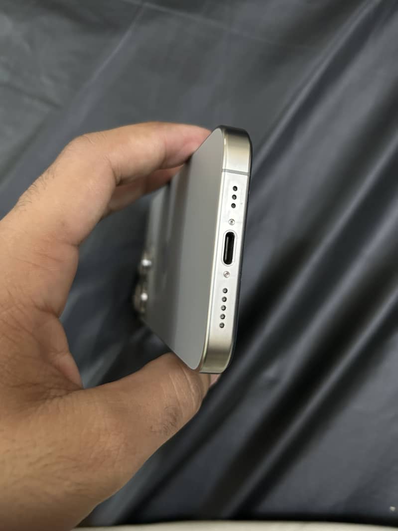 Apple iPhone 15 Pro 4