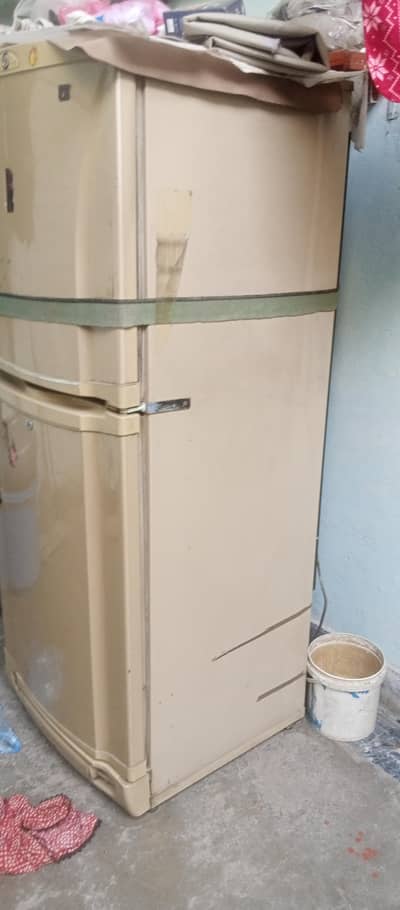 fridge for sale rubber kharab hai aur ek side kharab hai