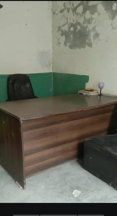office counter round chair bilkul good