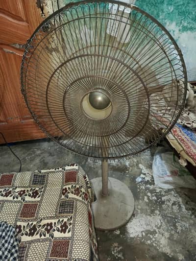  koper ka pedestal fan hai