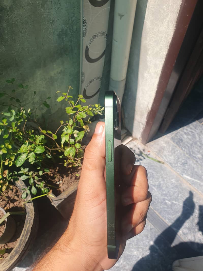 Apple iPhone 13 4