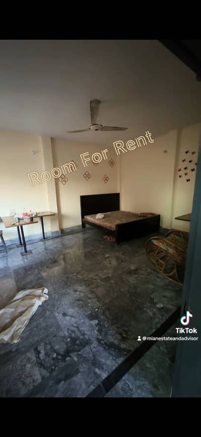 1 Room Attached washroom and Kitchen Space Near Emporium Mall